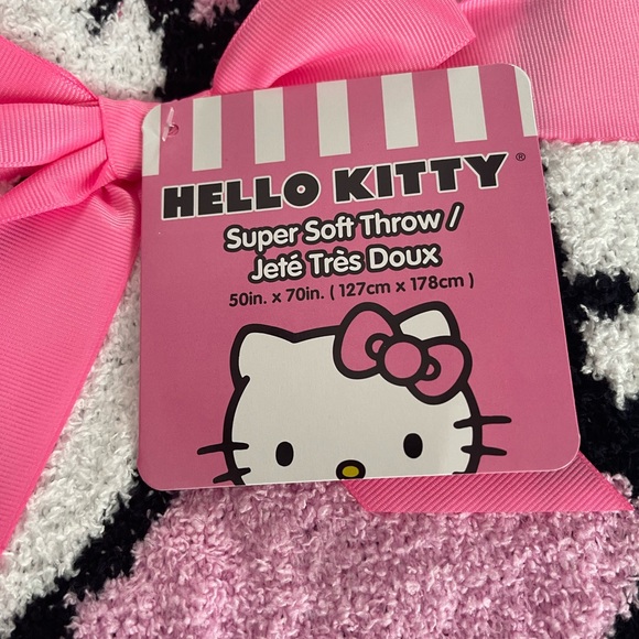 ‼️ ONE LEFT ‼️ NEW RELEASE Hello Kitty Super Soft Throw - Picture 3 of 3